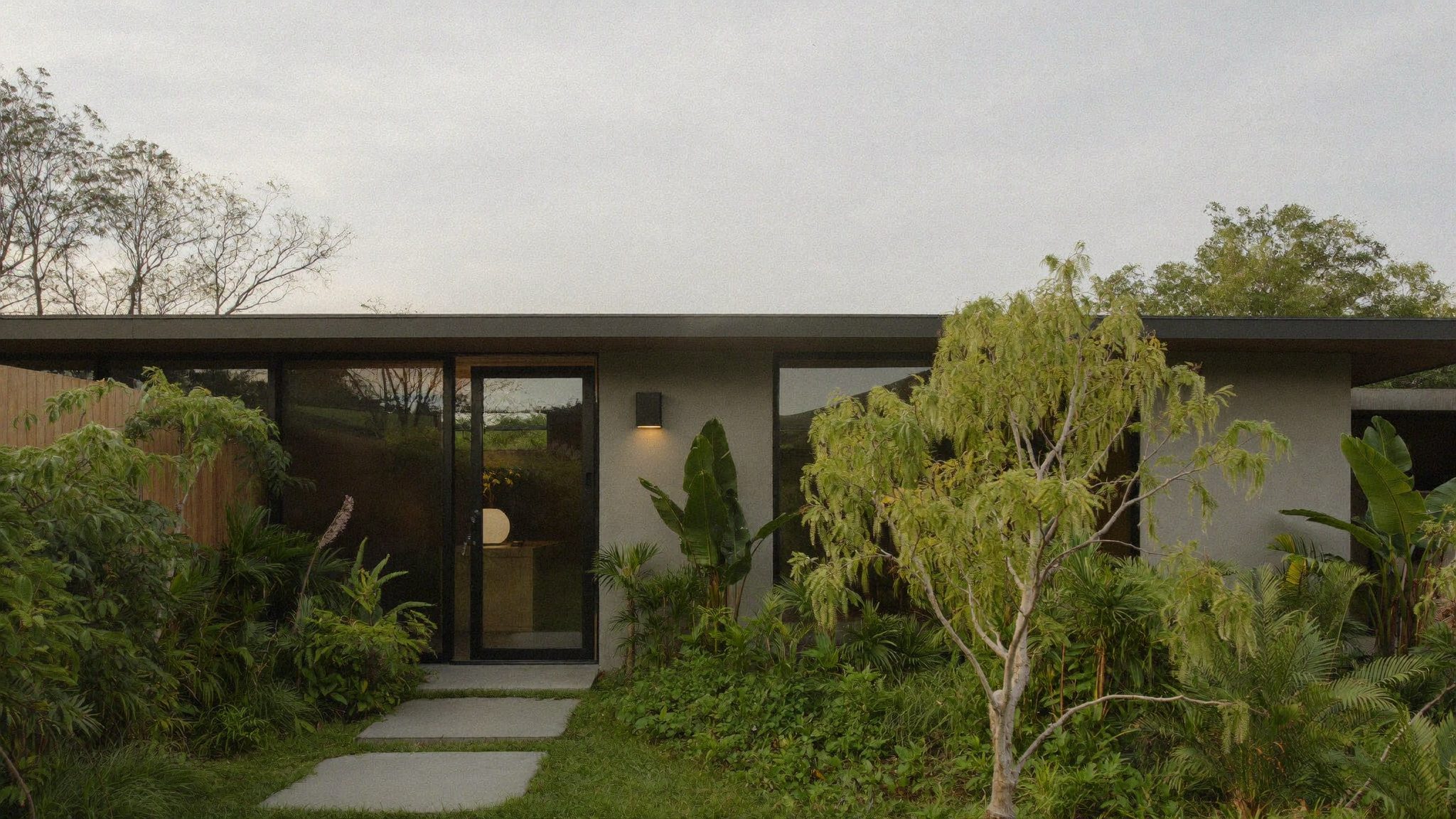 Eksterior rumah tropis modern saat senja