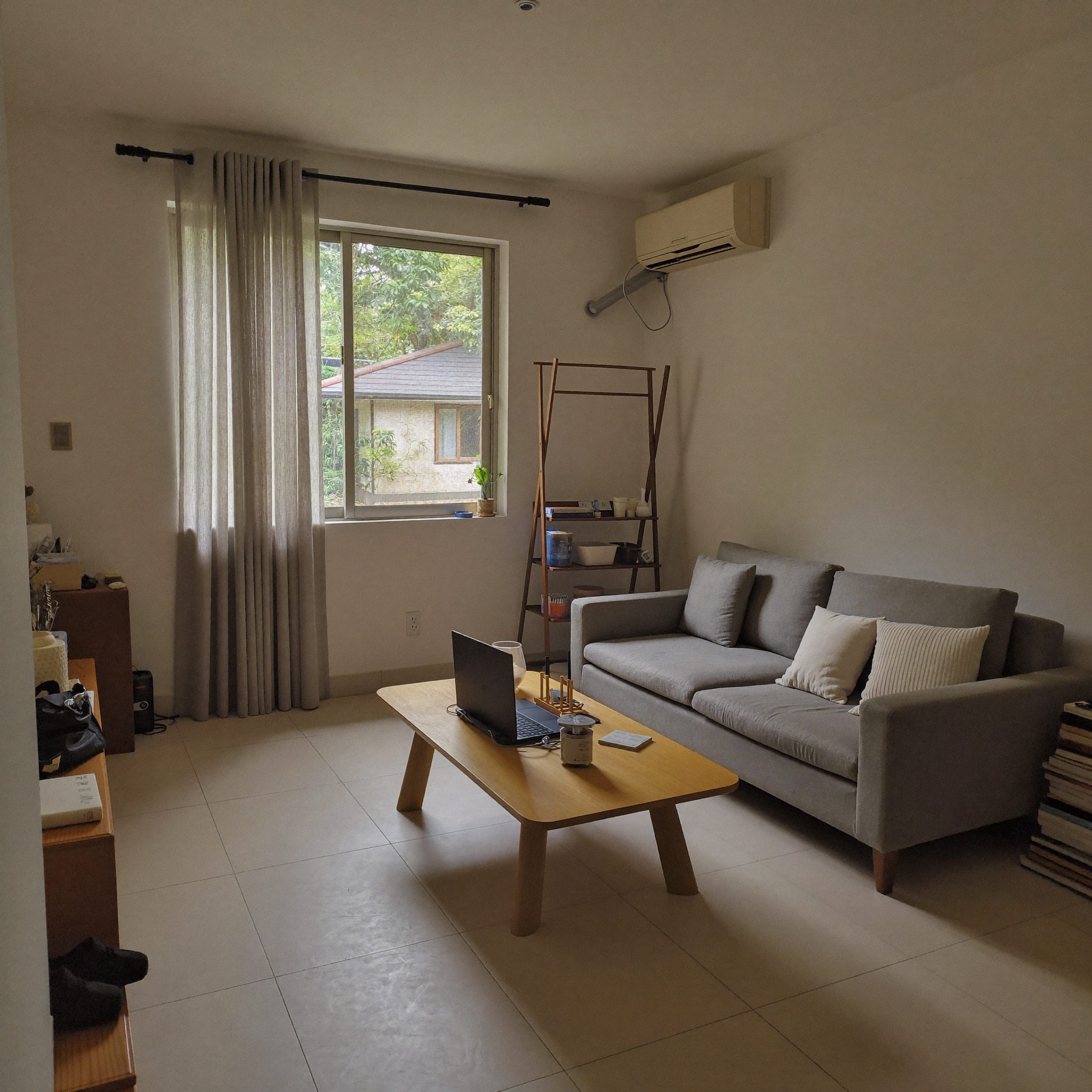 Interior apartemen sewa yang terang