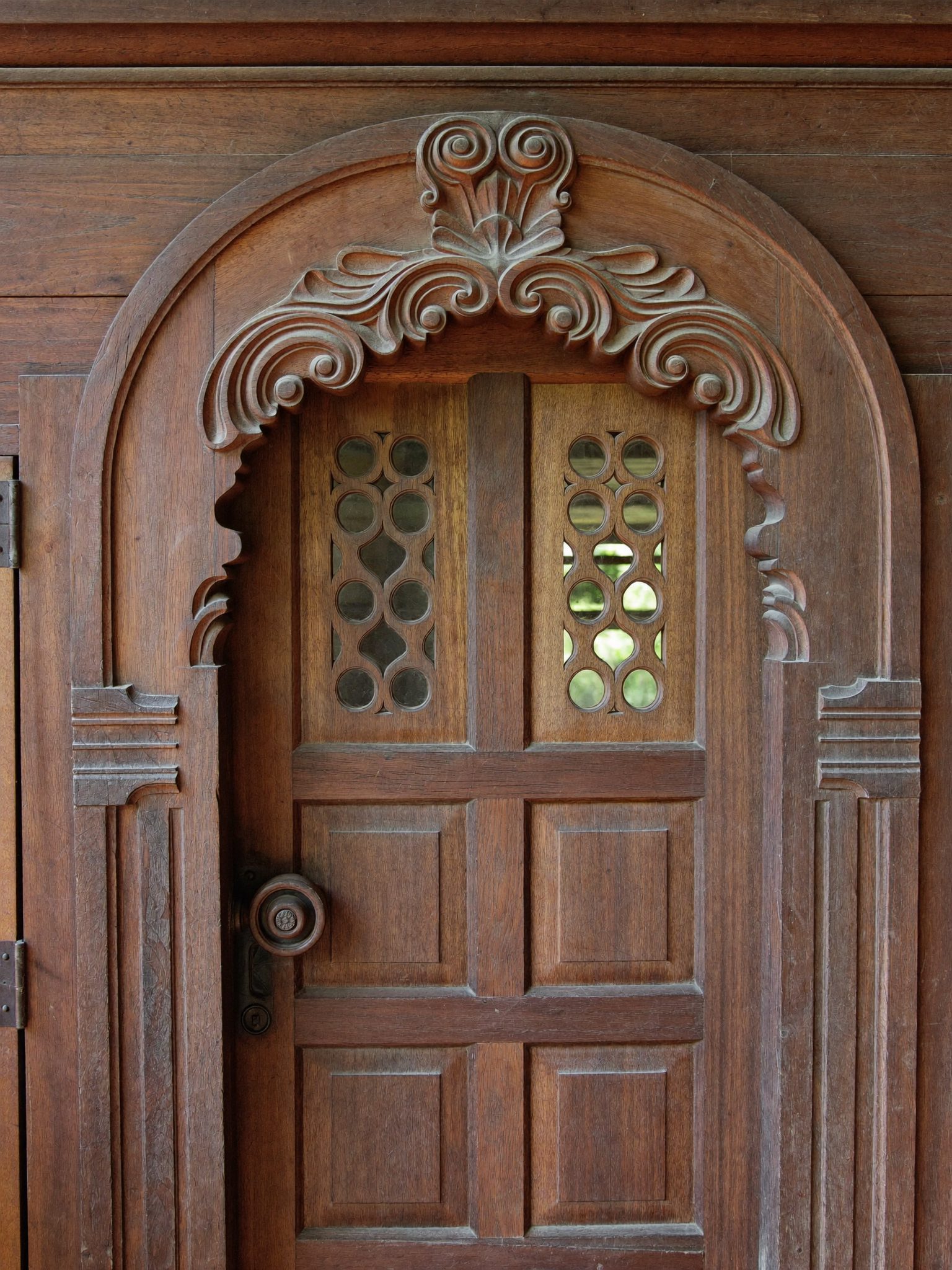 Detail pintu kayu jati pada rumah tradisional
